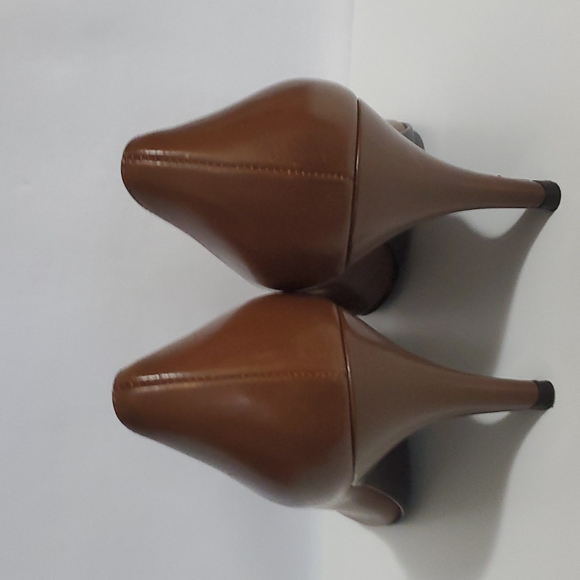 BCBGirks Brown Heels 7B - Picture 5 of 6